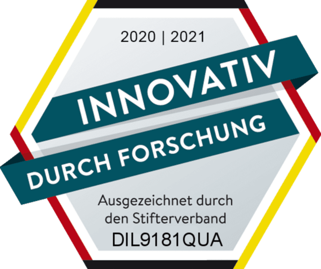 Logo des Stifterverbands mit dem Text „Innovativ durch Forschung“, Jahr 2020/2021 und einer Auszeichnung.