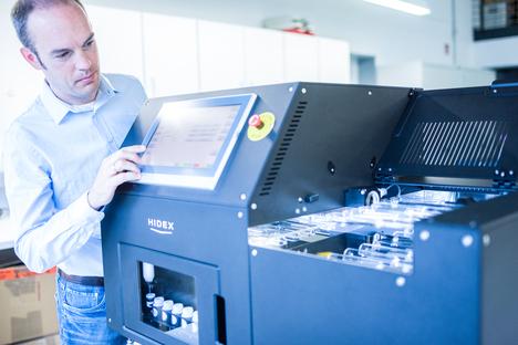 Ein Mann bedient ein HIDEX-Gerät mit touchscreen Anzeige in einem modernen Labor.