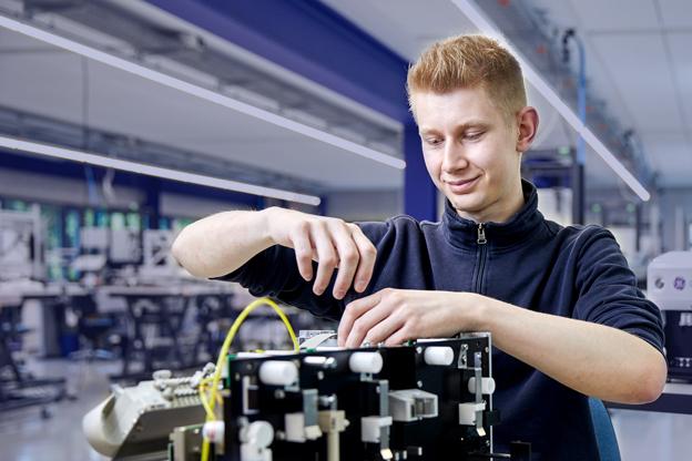 Gerätemontage ein junger industriemechaniker montiert ein medizintechnisches gerät