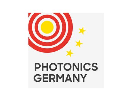 Logo von Photonics Germany mit rot-weißem Zielmotiv und gelbem zentralem Punkt sowie drei gelben Sternen.