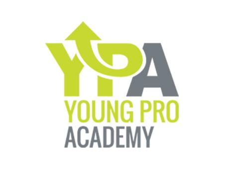 Logo der Young Pro Academy mit grünen Pfeilen und grauen Buchstaben. Der Text „YPA“ steht hervorgehoben im Vordergrund.